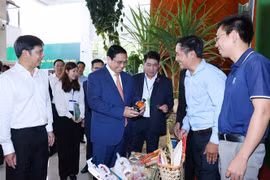 El primer ministro Pham Minh Chinh visita la exhibición de productos agrícolas de la provincia de Tay Ninh. (Fuente: VNA)