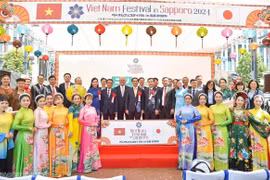 Los delegados que asisten al tercer Festival de Vietnam en la ciudad de Sapporo, Hokkaido, Japón, toman fotografías de recuerdo. (Fuente: baoquocte.vn)