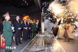 El presidente de Bulgaria, Rumen Radev, y la vicepresidenta de Vietnam, Vo Thi Anh Xuan, visitan el Museo de Historia Militar (Fuente: VNA)