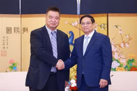 El primer ministro de Vietnam, Pham Minh Chinh y Cao Ronggen, presidente del Centro Internacional de Subastas de Flora de Kunming (KIFA) (Fuente: VNA)