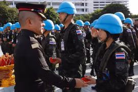 El comandante en jefe de las Fuerzas Armadas Reales de Tailandia, Songwit Noonphakdi, preside la ceremonia de despedida de los soldados que parten hacia la Misión de Paz de las Naciones Unidas en Sudán del Sur. (Fuente: Bangkok Post)
