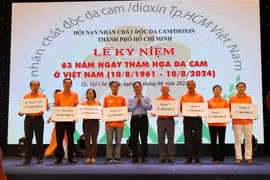 El Comité del Frente de la Patria de Ciudad Ho Chi Minh entrega becas a representantes de niños víctimas del Agente Naranja/Dioxina (Fuente: VNA)