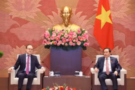 El presidente de la Asamblea Nacional de Vietnam, Tran Thanh Man y el embajador de Rusia en Hanoi, Gennady Bezdetko (Fuente: VNA)