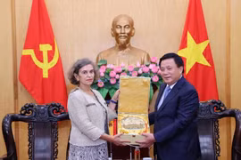 El director de la Academia Nacional de Política Ho Chi Minh, Nguyen Xuan Thang, recibe a la nueva embajadora española en Vietnam, Carmen Cano de Lasala. (Fuente: VNA)