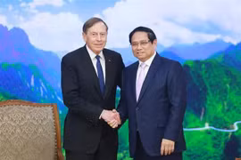 El primer ministro de Vietnam, Pham Minh Chinh y David Petraeus, presidente del Instituto Global KKR. (Fuente: VNA)