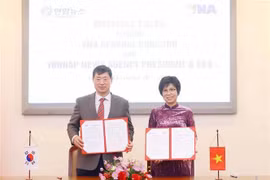 La directora general de la Agencia Vietnamita de Noticias (VNA), Vu Viet Trang, y el presidente y director general de la Agencia de noticias Yonhap de Corea del Sur, Hwang Dae-il. (Fuente: VNA) 