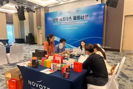 Empresas intercambian en el evento. (Foto cortesía de KOTRA Hanoi)