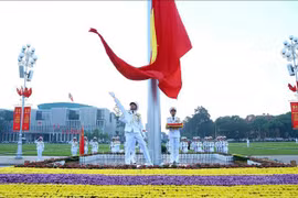 El izamiento de bandera en la plaza de Ba Dinh, Hanoi (Fuente: VNA)