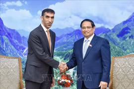 El primer ministro de Vietnam, Pham Minh Chinh y el ministro de Estado de Comercio Exterior de los EAU, Thani bin Ahmed Al Zeyoudi. (Fuente: VNA)