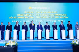 El primer ministro Pham Minh Chinh y los delegados en la ceremonia para celebrar el aniversario 30 de la apertura de vuelos directos de Vietnam Airlines a Corea del Sur (Fuente: VNA) 
