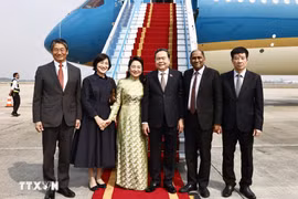 El 1 de diciembre de 2024, el embajador de Singapur en Vietnam Jaya Ratnam y el embajador japonés en Hanoi Ito Naoki despiden al presidente parlamentario Tran Thanh Man y su esposa antes de la visita oficial a Singapur y Japón. (Fuente: VNA) 