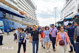 Turistas en la bahía de Ha Long, Quang Ninh (Fuente: VNA)