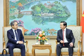 El viceprimer ministro de Vietnam, Tran Hong Ha, y Yamada Takio, asesor de la Cancillería japonesa y embajador encargado de la Iniciativa “Comunidad Asiática de Emisiones Netas Cero” (AZEC) del Gobierno nipón. (Fuente: VNA)