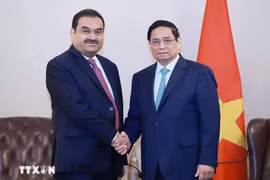 El primer ministro de Vietnam, Pham Minh Chinh y Gautam Adani, presidente del grupo indio Adani (Fuente: VNA)
