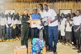 El grupo de trabajo del Ministerio de Seguridad Pública de Vietnam en UNMISS entrega regalos a estudiantes de la escuela primaria Unificación en Sudán del Sur (Fuente: VNA)