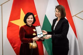 La secretaria de Estado de Relaciones Bilaterales del Ministerio de Asuntos Exteriores y Comercio Exterior de Hungría, Illés Boglárka, entrega la Cruz de la categoría de Oficial de la Orden del Mérito a la embajadora vietnamita en Budapest, Nguyen Thi Bich Thao. (Fuente: VNA)