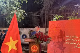 El embajador vietnamita, Luong Quoc Huy, habla en la ceremonia (Fuente: VNA)