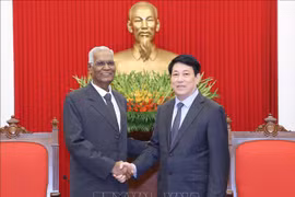 Luong Cuong, miembro del Buró Político y permanente del Secretariado del Comité Central del Partido Comunista de Vietnam y el secretario general del Partido Comunista de la India, Doraisamy Raja. (Fuente: VNA)