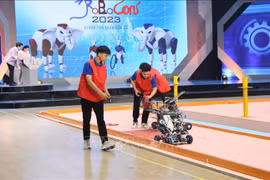 En la ronda final del concurso Robocon Vietnam 2023 (Fuente ilustrativa: VNA)