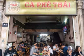 Un siglo de conservación del café tostado en leña en Hanoi 