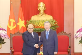 El secretario general del Partido y presidente de Vietnam, To Lam, y el embajador cubano en Hanoi, Orlando Nicolás Hernández Guillén. (Fuente: VNA)