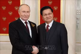 El presidente de Rusia, Vladimir Putin y el presidente de Laos, Thongloun Sisoulith, se reúnen en Moscú el 9 de mayo de 2024 (Fuente: AFP)