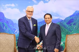 El primer ministro de Vietnam, Pham Minh Chinh (en la derecha), y el saliente embajador alemán en Vietnam, Guido Hildner (Fuente: VNA)