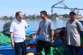 El viceministro de Agricultura y Desarrollo Rural de Vietnam, Phung Duc Tien (izquierda) y los pescadores (Fuente: VNA)
