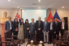 Pham Tat Thang, subdirector de la Comisión de Movilización de Masas del Comité Central del Partido Comunista de Vietnam, Kim Sampson, presidente de la Sociedad de Amistad Australia-Vietnam, el embajador Pham Hung Tam y la delegación vietnamita (Fuente: VNA)