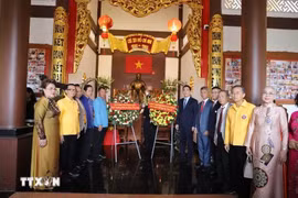 Tran Van Sau (segundo de la izquierda) y los delegados visitan el Memorial del Presidente Ho Chi Minh en ocasión del 134 aniversario de su natalicio (Fuente: VNA)