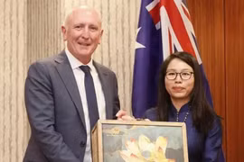 La cónsul general Nguyen Thanh Ha entrega un regalo al ministro Stephen Dawson. (Fuente: Departamento de Información al Exterior)