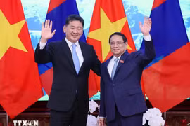 El primer ministro de Vietnam, Pham Minh Chinh, y el presidente de Mongolia, Ukhnaagiin Khurelsukh. (Fuente: VNA) 