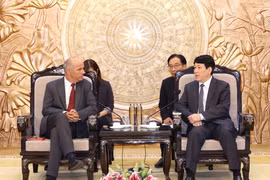 El miembro del Buró Político y miembro permanente del Secretariado del Comité Central del Partido Comunista de Vietnam, Luong Cuong, recibe al secretario general del Partido Comunista Portugués, Paulo Raimundo (Fuente: VNA)