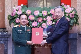 El presidente de Vietnam, To Lam (derecha), entrega la decisión sobre el nombramiento al coronel general Trinh Van Quyet como nuevo jefe del Departamento General de Política del Ejército Popular de Vietnam (Fuente: VNA)