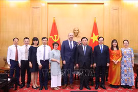 Nguyen Xuan Thang, director de la Academia Nacional de Política Ho Chi Minh y Thomas Gass, embajador de Suiza en Vietnam, junto con los delegados. (Fuente: VNA)