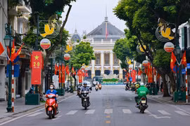 Coloridas calles de Hanoi dan bienvenida a la Revolución de Agosto y el Día Nacional