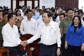 El presidente de la Asamblea Nacional de Vietnam, Tran Thanh Man y los votantes de la ciudad de Vi Thanh, de la provincia sureña de Hau Giang. (Fuente: VNA)