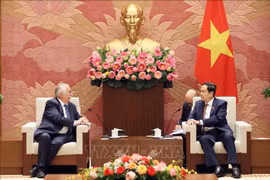 En el encuentro entre el vicepresidente permanente de la Asamblea Nacional de Vietnam, Tran Thanh Man y el congresista André Flahaut (Fuente: VNA)