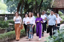 La presidenta del Senado de Australia, Sue Lines visita el Templo de Literatura (Fuente: VNA)