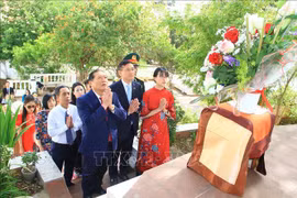 La ceremonia de ofrenda de flores en Argelia (Fuente: VNA)