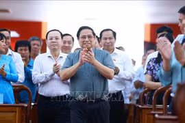 El primer ministro Pham Minh Chinh se reúne con votantes de la ciudad de Can Tho. (Fuente: VNA)