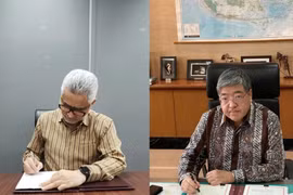 El Director General para Asia Pacífico y África del Ministerio de Asuntos Exteriores de Indonesia, Abdul Kadir Jailani (derecha), y el Embajador de Japón en Indonesia, Masaki Yasushi (derecha), firman el Canje de Notas sobre la provisión de préstamo para el proyecto la segunda línea ferroviaria de alta velocidad en Yakarta, Indonesia. (Fuente: ANTARA)