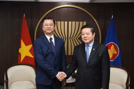 El subjefe de la Comisión de Relaciones Exteriores del Comité Central del Partido Comunista de Vietnam (PCV), Truong Quang Hoai Nam (izquierda) y el secretario general de Asociación de las Naciones del Sudeste Asiático (ASEAN), Kao Kim Hourn (Fuente: Asean.org)