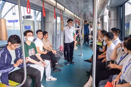 Los pasajeros en el metro Nhon-Hanoi (Foto: hanoimoi.com.vn) 