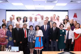 El cónsul general adjunto de Rusia en Ciudad Ho Chi Minh, Iurii Nemtsov, y los delegados del evento (Fuente: VNA)