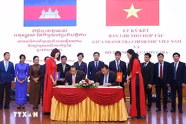 En la firma del memorando de entendimiento entre la Inspección Gubernamental de Vietnam y el Ministerio de Inspección de Camboya (Fuente: VNA)