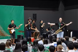 Actuación de la banda Salsangroove en el intercambio con estudiantes de la escuela internacional Concordia. (Foto: Embajada de Colombia en Vietnam) 