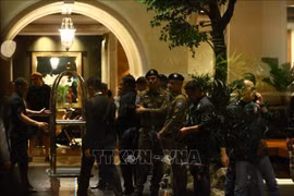 Policías de Tailandia en el hotel Grand Hyatt Erawan, donde fallecen los víctimas vietnamitas (Fuente: VNA) 