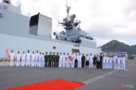 Los delegados vietnamitsa y el grupo de oficiales y capitantes del buque INS Kiltan en el puerto internacional de Cam Ranh. (Fuente: qdnd.vn)