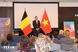 El embajador vietnamita en Bélgica y jefe de la delegación vietnamita ante la Unión Europea (UE), Nguyen Van Thao, habla en el foro (Fuente: VNA)
